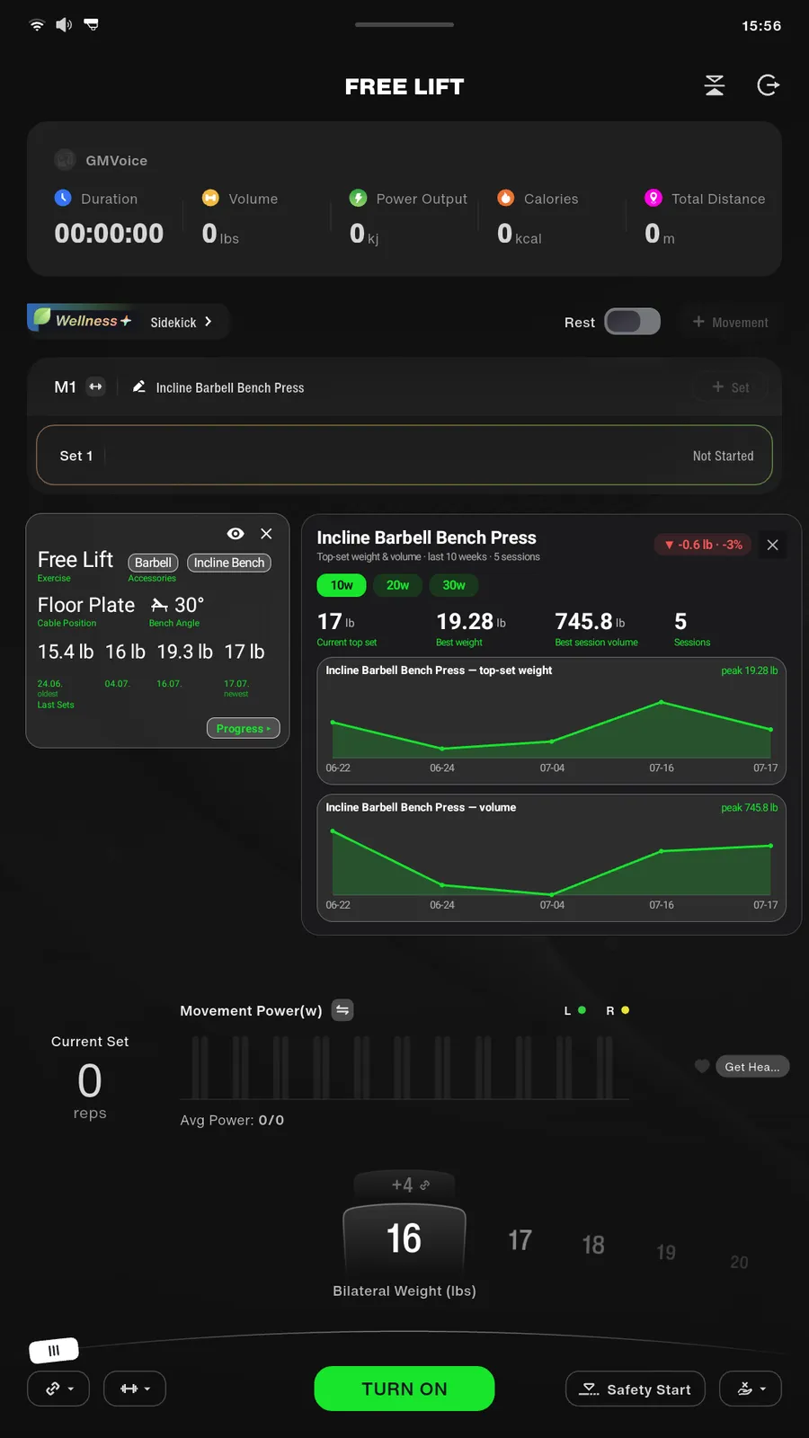 L'écran du Speediance Gym Monster en Free Lift avec les overlays GMVoice : une barre de statistiques avec duration, volume, power output, calories et distance, une carte avec l'exercice en cours, les accessoires, la position du câble et les quatre dernières séries, et un panneau Progress avec les graphiques top-set weight et volume des 10 dernières semaines.